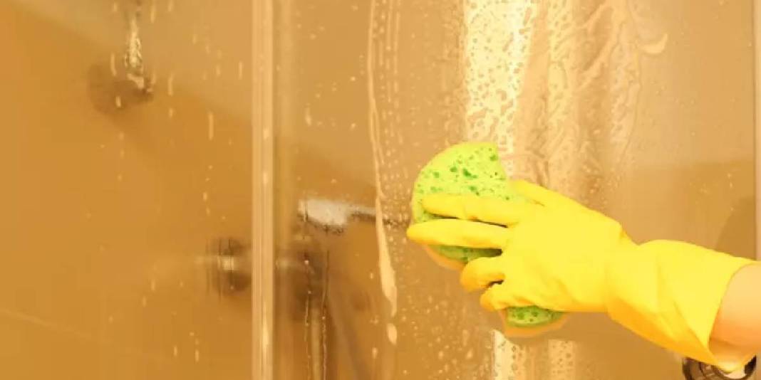 Sadece bir uygulama yetiyor! Duşakabin camında asla leke bırakmıyor: Bu yöntem çok konuşuluyor! 2